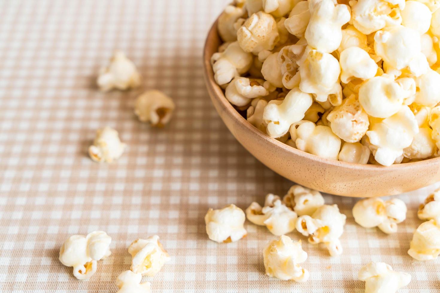 Schüssel Karamellpopcorn auf dem Tisch foto