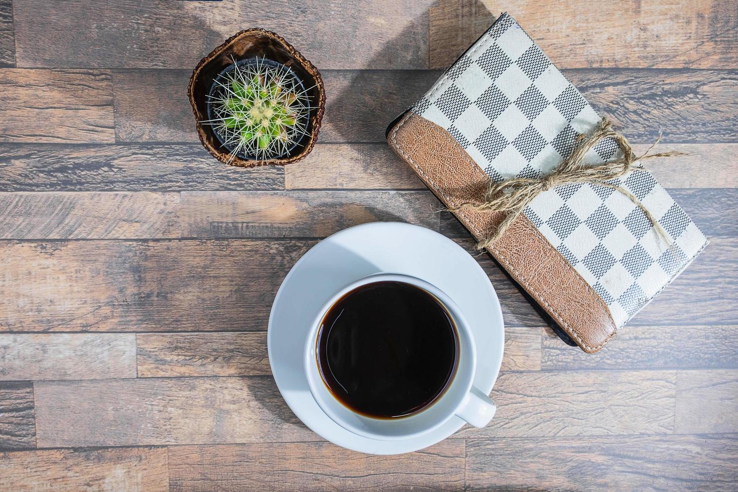 Kaffeetasse und Notizbuch auf dem Schreibtisch foto