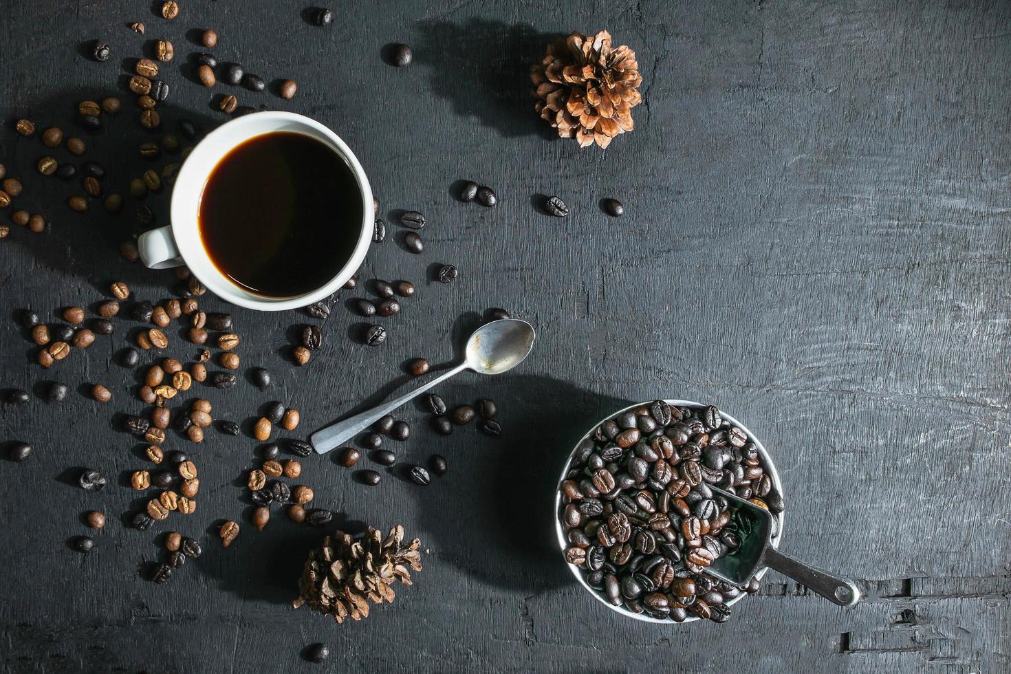 Tasse Kaffee und Kaffeebohnen Flatlay foto