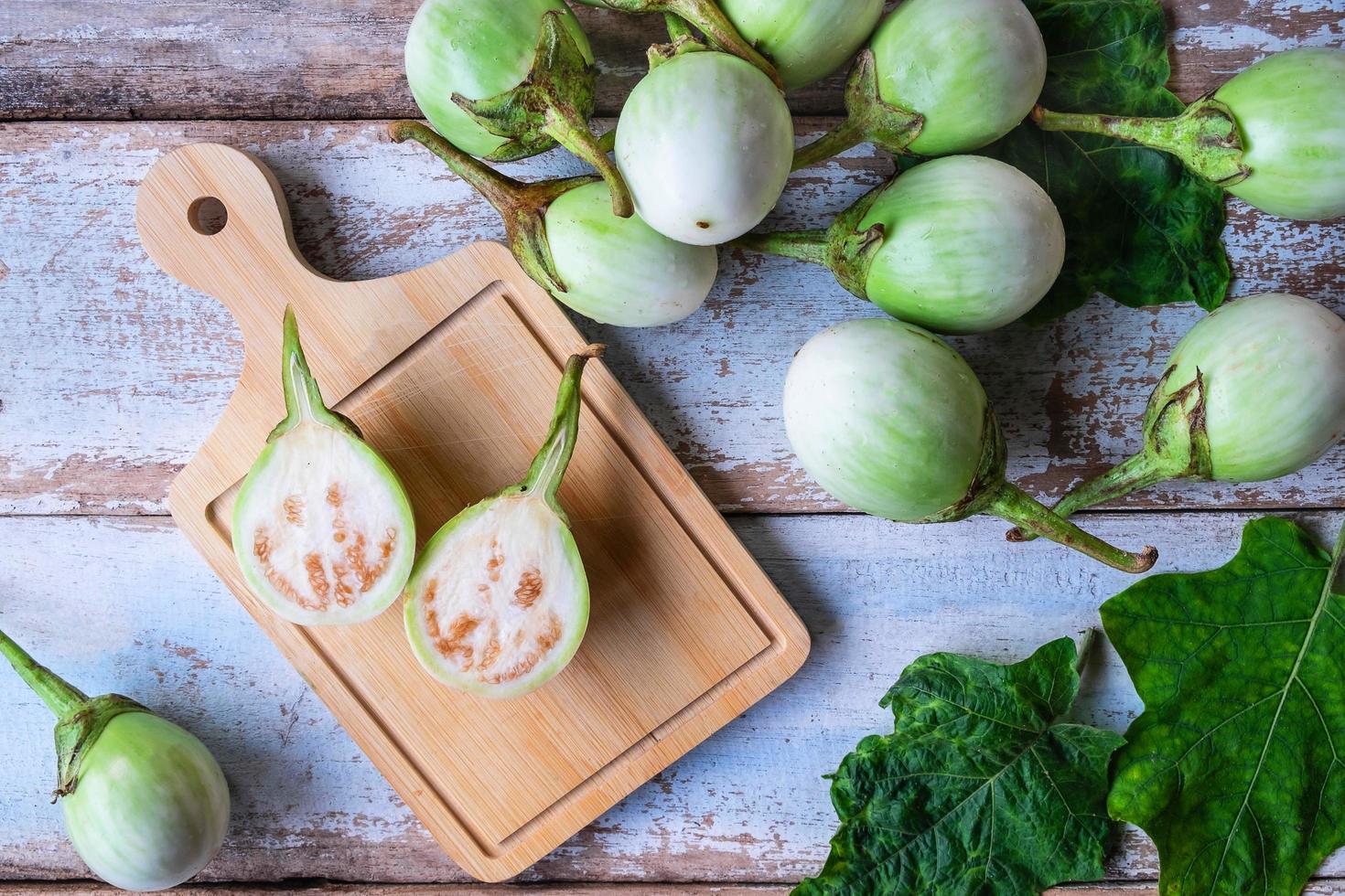frische grüne Auberginen auf dem Küchentisch foto