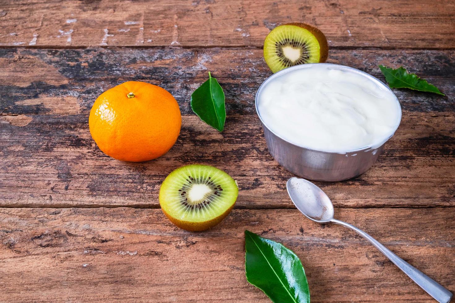 Naturjoghurt und Obst foto