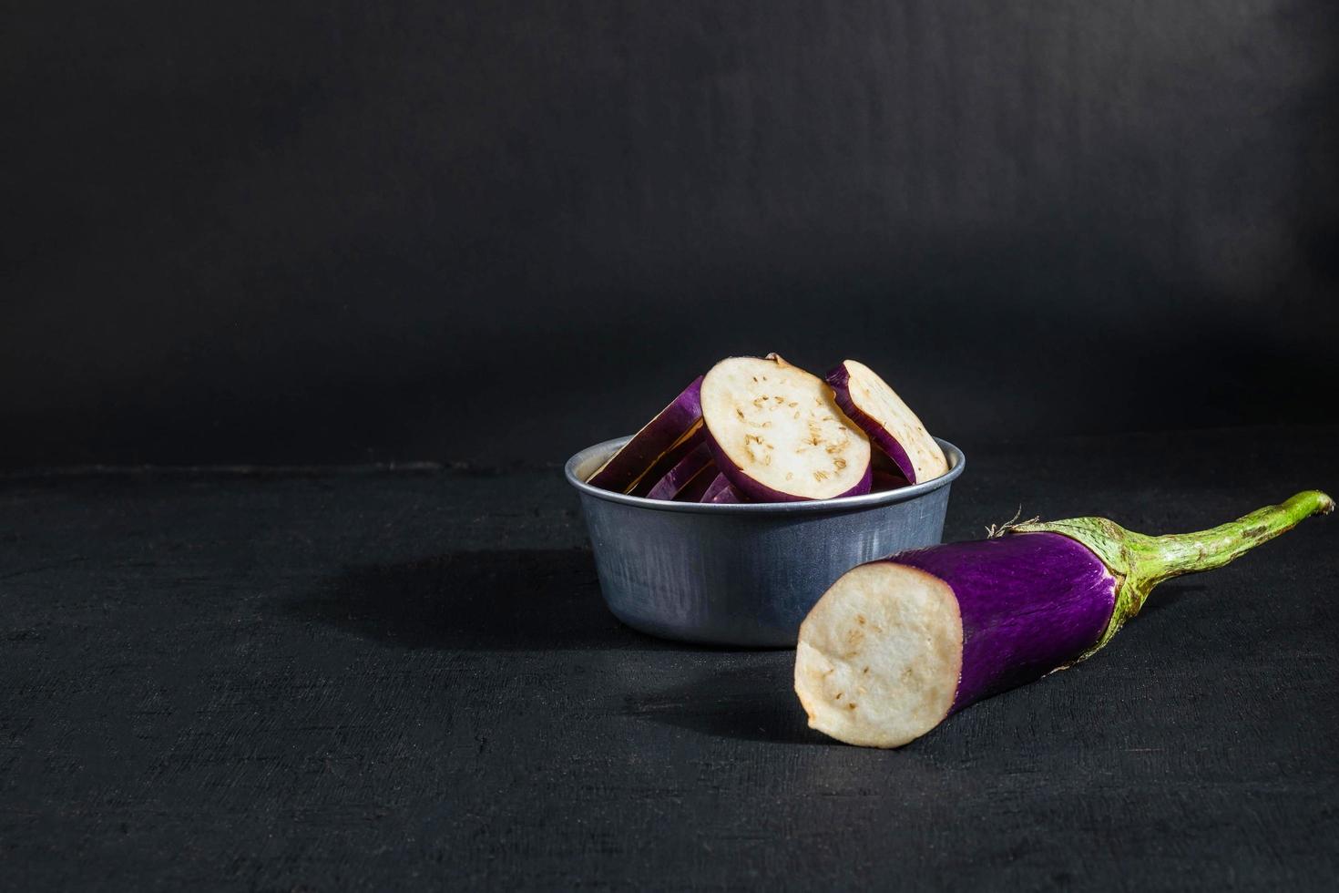 gehackte Aubergine auf schwarzem Hintergrund foto