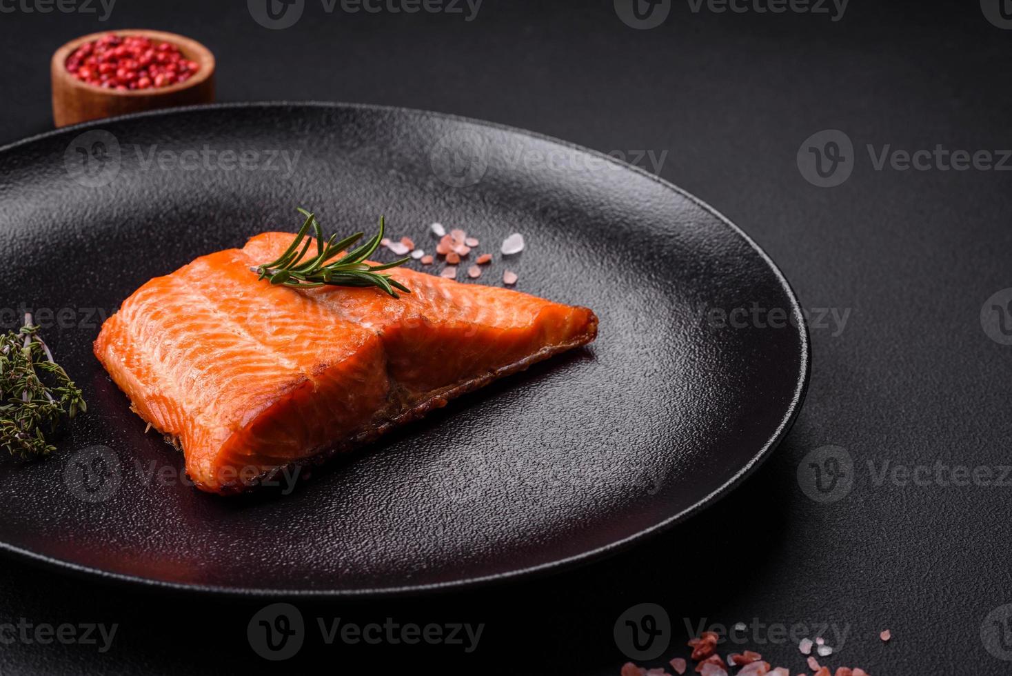 Köstlich gebackenes Lachs-Rotfischsteak mit Gewürzen und Kräutern foto