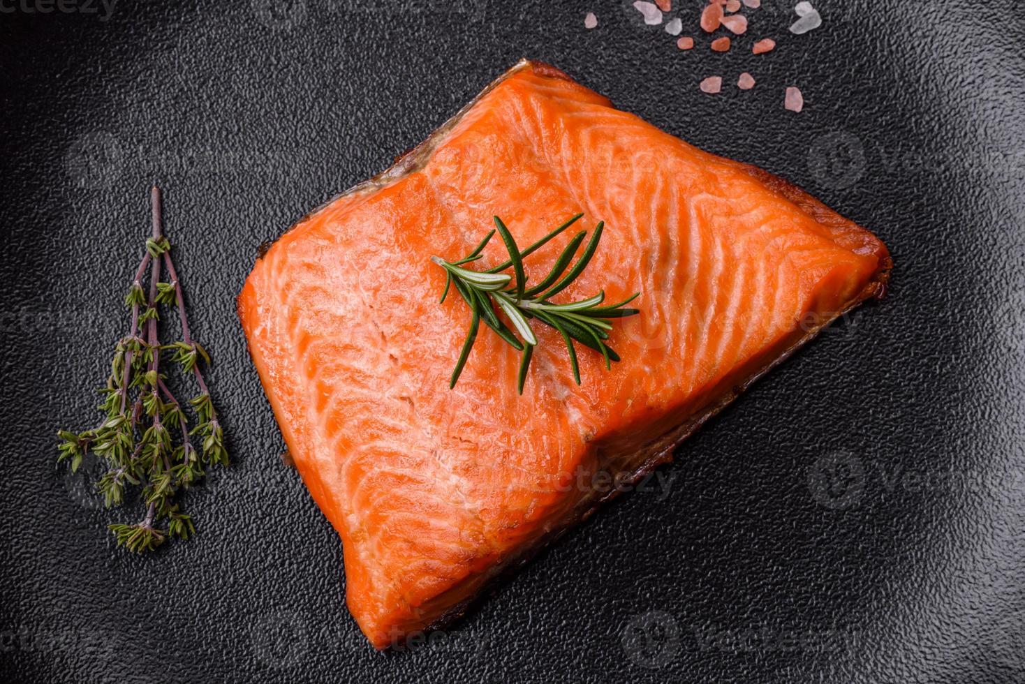 Köstlich gebackenes Lachs-Rotfischsteak mit Gewürzen und Kräutern foto