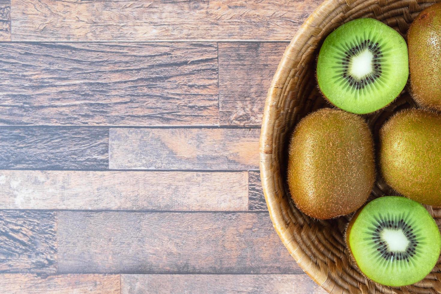 frische Kiwis in einer Schüssel foto