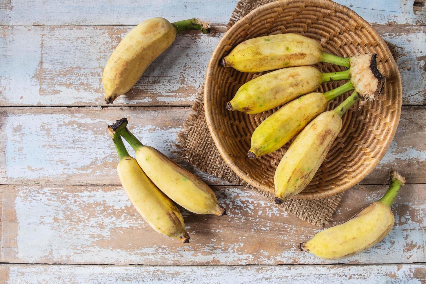 Bio-Bananen im Korb foto