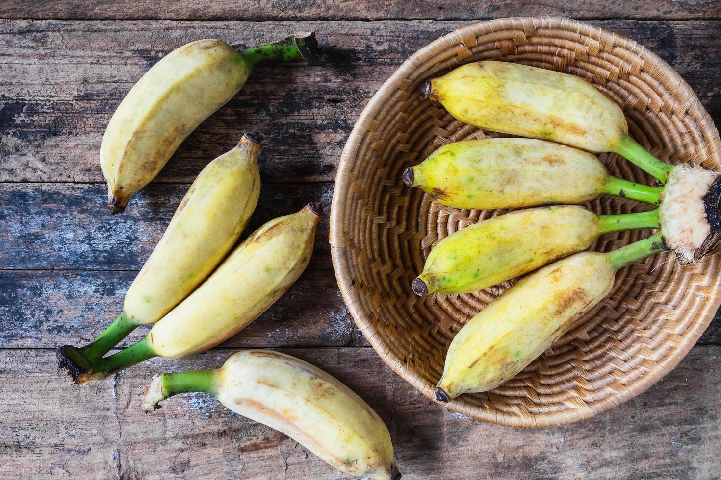 Draufsicht auf Bananen auf dem Tisch foto