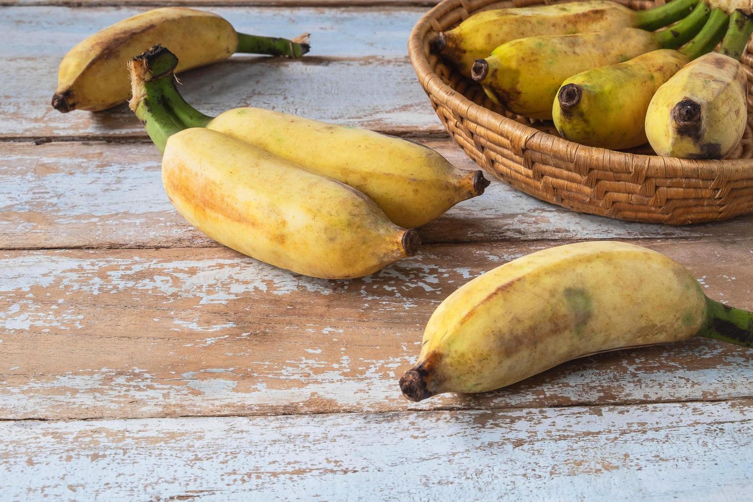 Bio-Bananen in einem Korb foto