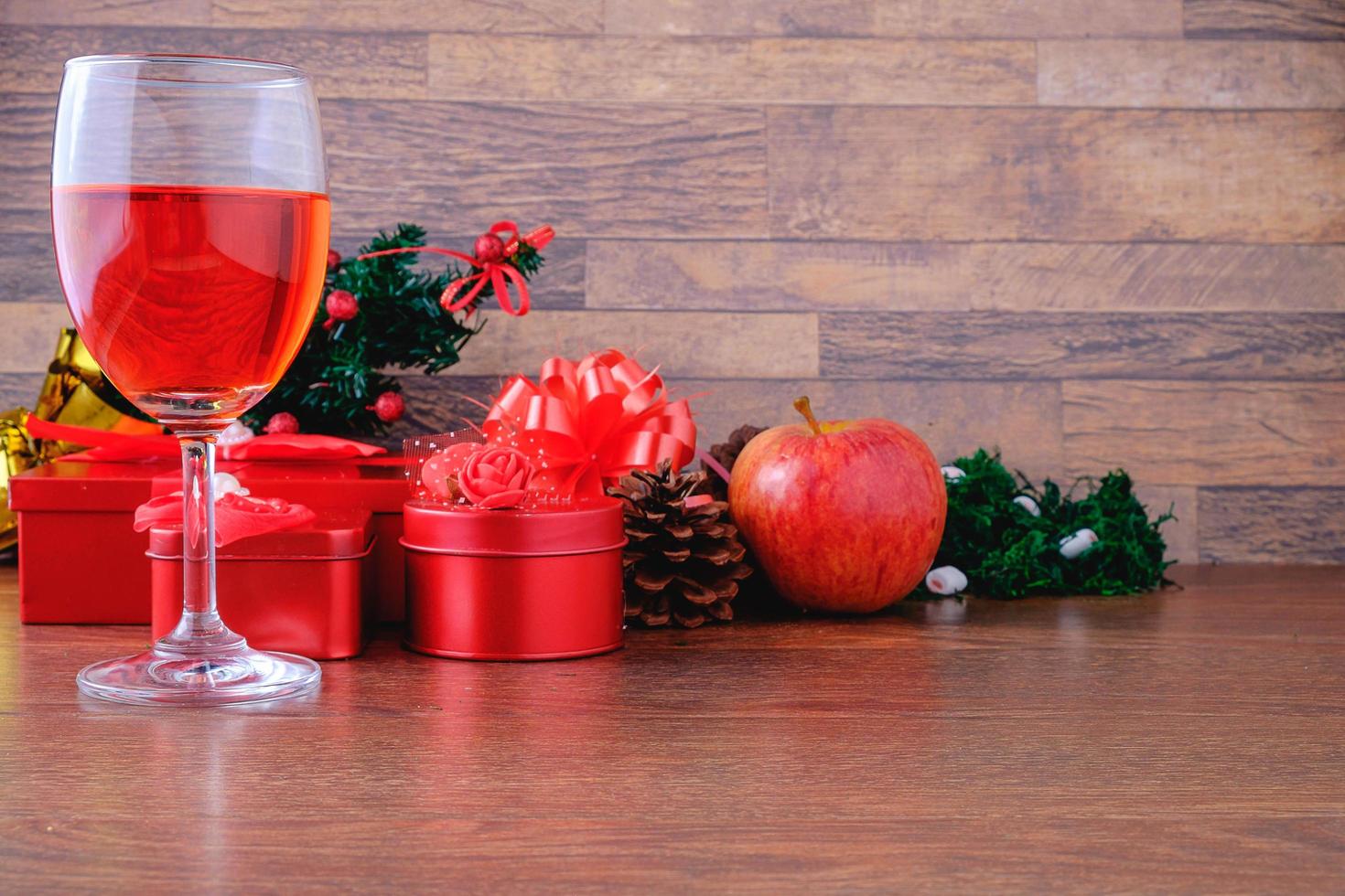 Glas Wein mit Weihnachtsgeschenken foto