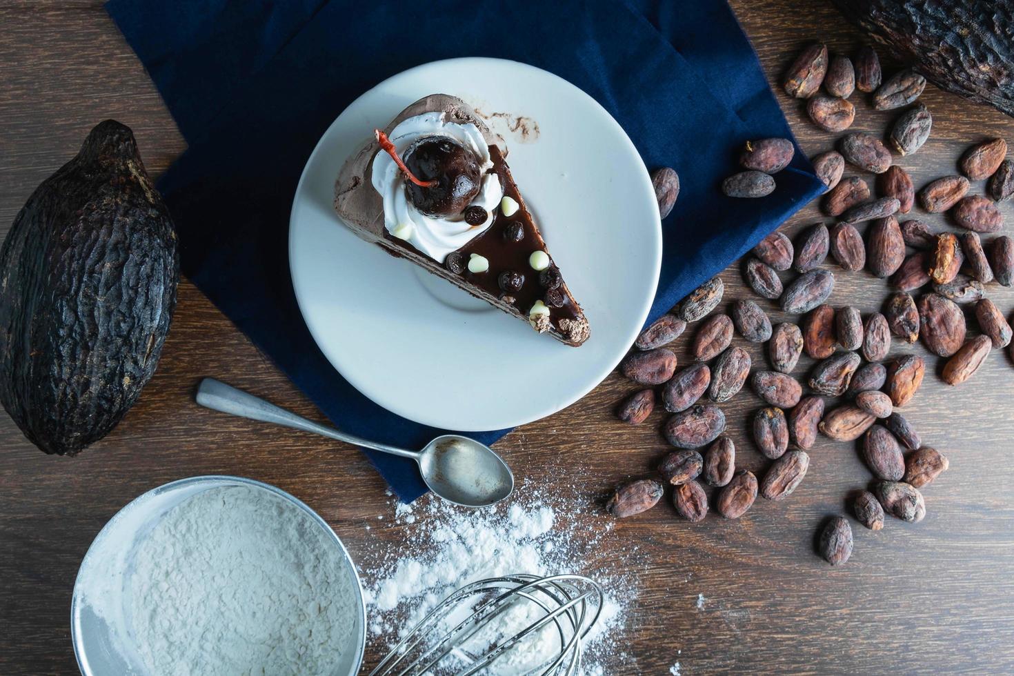 flache Lage Schokoladenkuchen und Zutaten foto