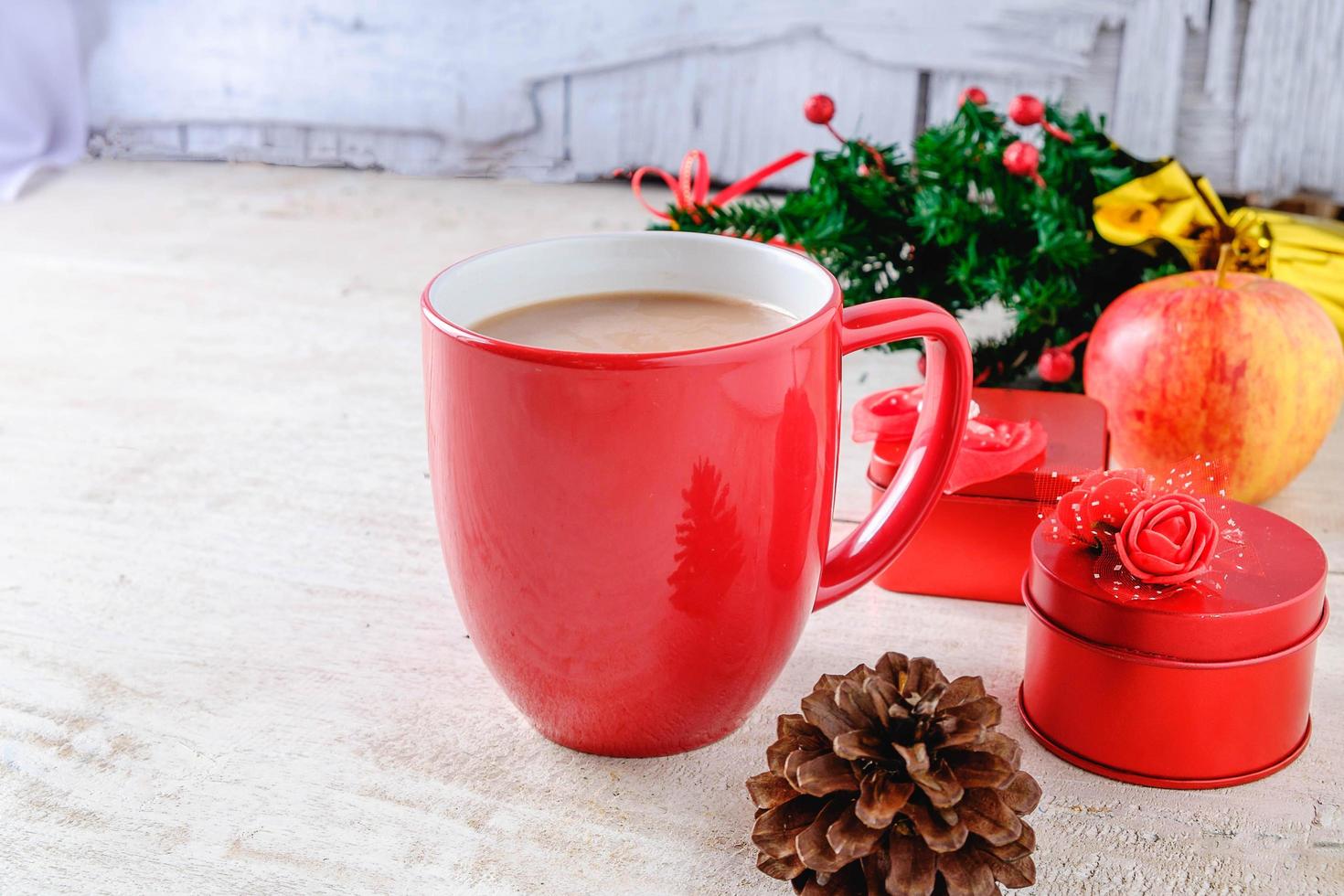 rote Kaffeetasse mit Geschenkboxen foto