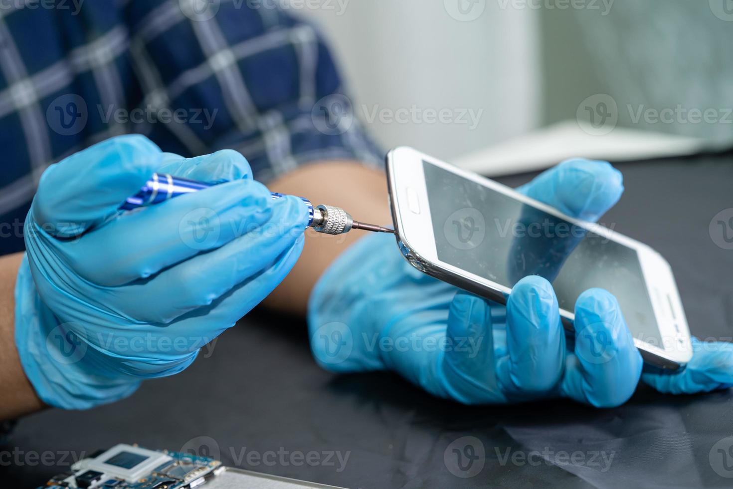 Techniker, der das Innere der Festplatte repariert. Integrierter Schaltkreis. das konzept von daten, hardware, techniker und technologie. foto