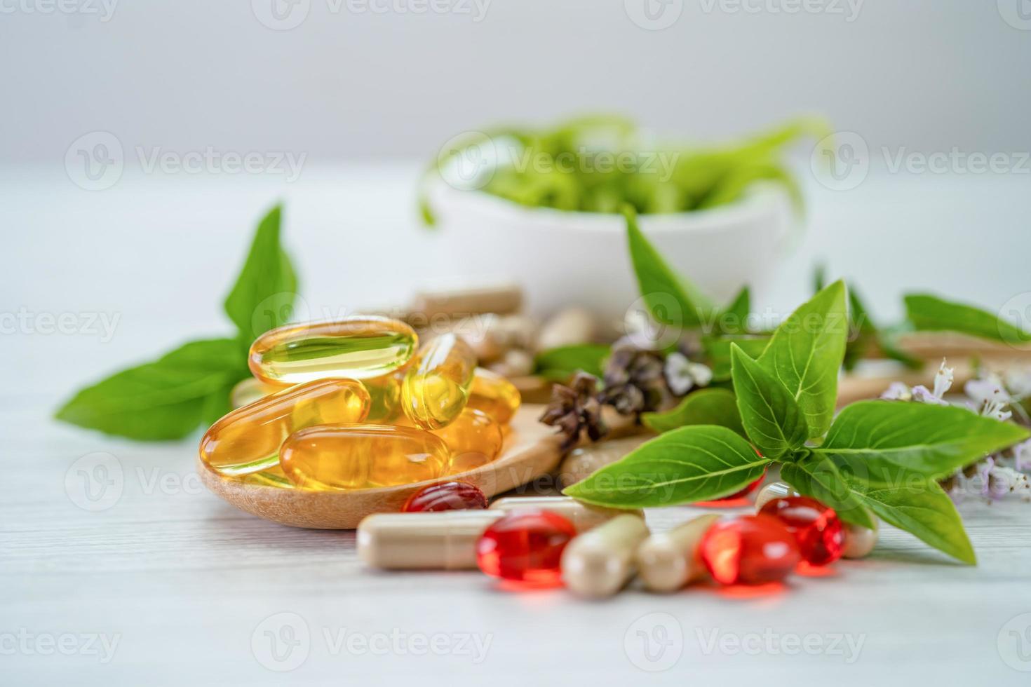 alternative Medizin pflanzliche Bio-Kapsel mit Vitamin E Omega 3 Fischöl, Mineralstoff, Medikament mit Kräuterblatt natürliche Nahrungsergänzungsmittel für ein gesundes und gutes Leben. foto