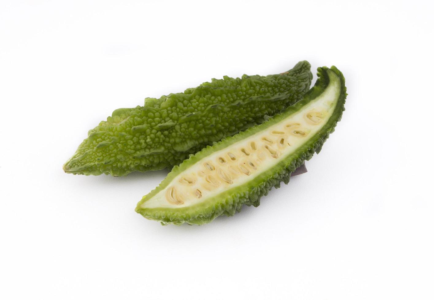 frische bittere Melone auf weißem Hintergrund foto