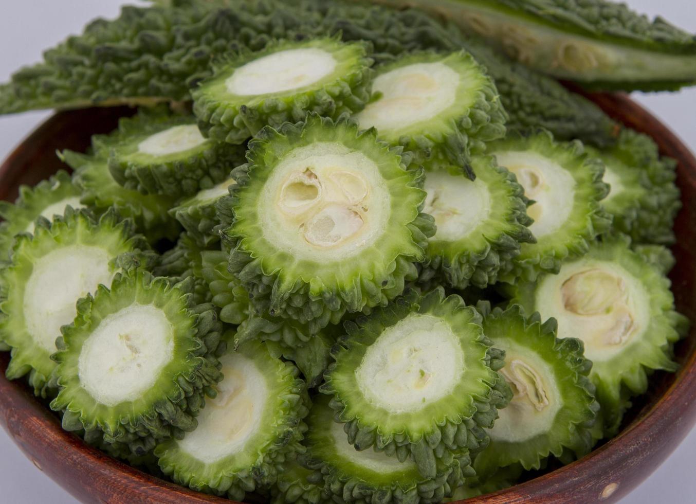 frische bittere Melone auf weißem Hintergrund foto