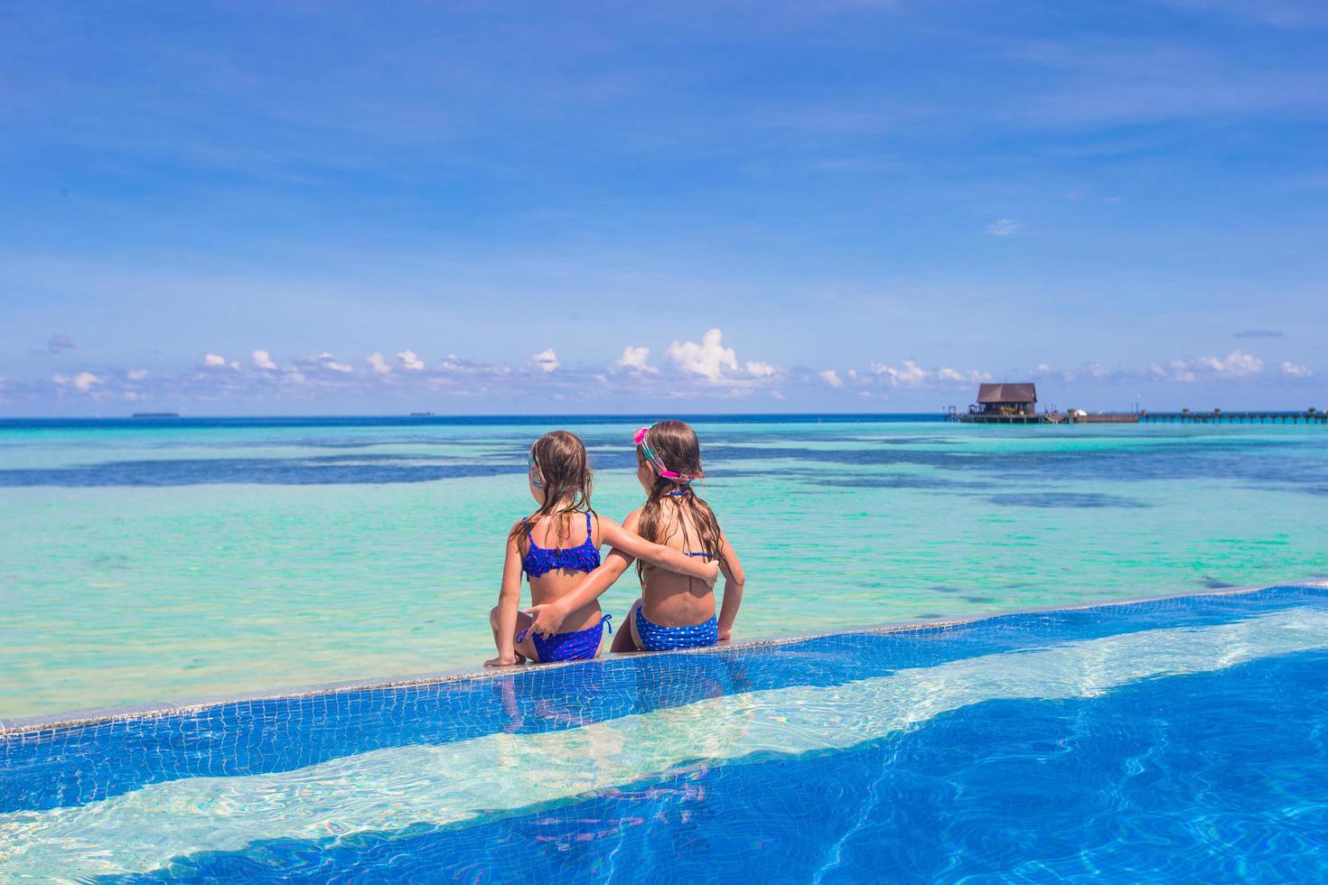 Malediven, Südasien, 2020 - zwei Mädchen in einem Schwimmbad auf einer tropischen Insel foto