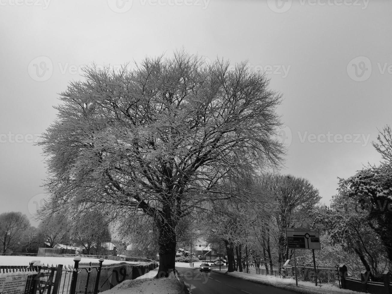 Hochwinkelansicht der Stadt in klassischem Schwarz und Weiß nach Schneefall foto