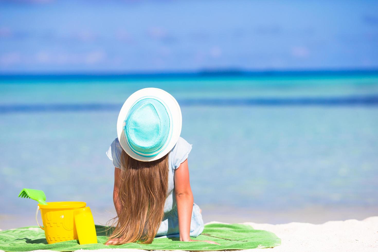 Mädchen in einem Hut am Strand foto