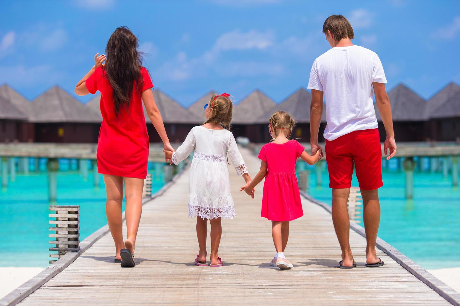 Malediven, Südasien, 2020 - Familie geht auf einem Dock in einem Resort spazieren foto