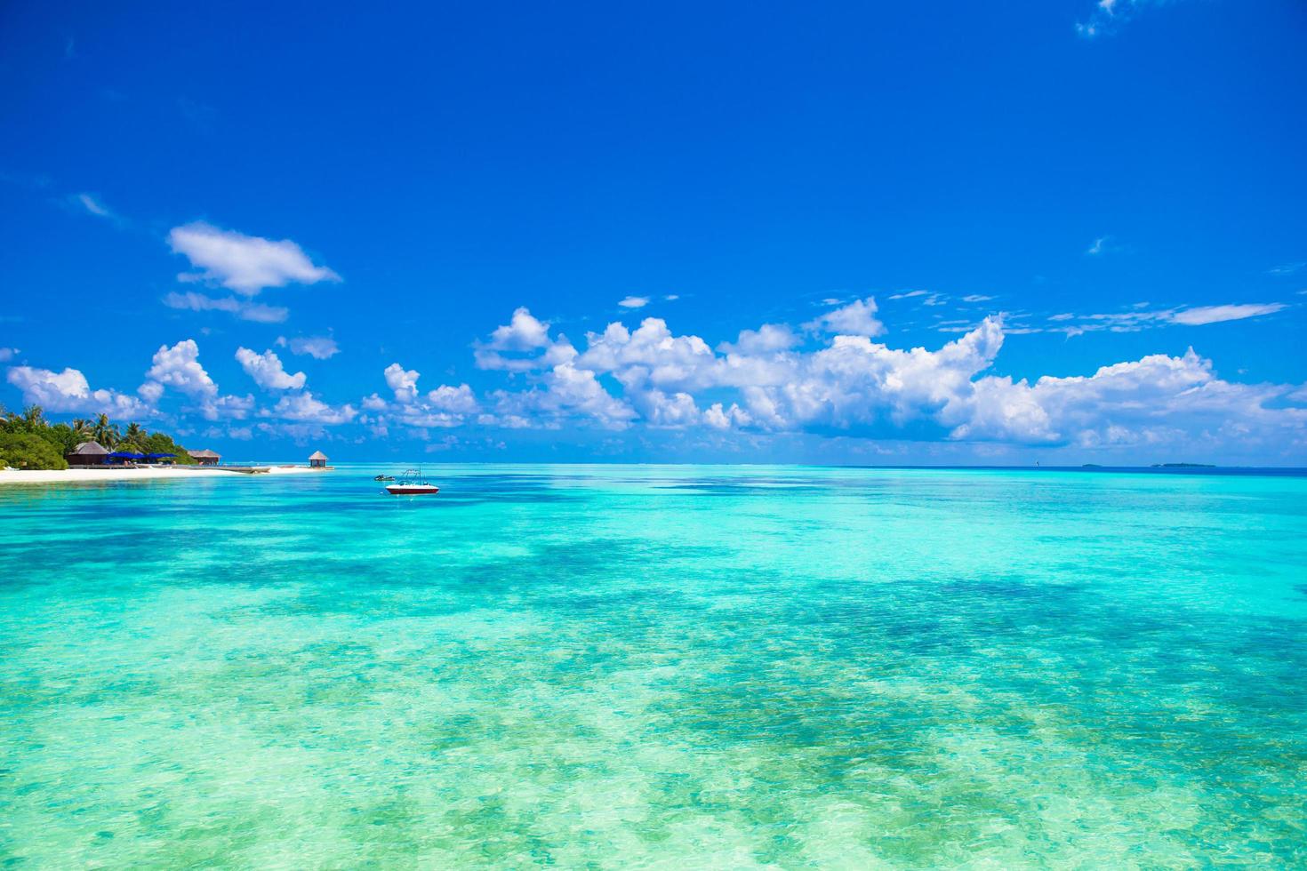 Malediven, Südasien, 2020 - idyllisches türkisfarbenes Wasser mit einem Resort in der Ferne foto