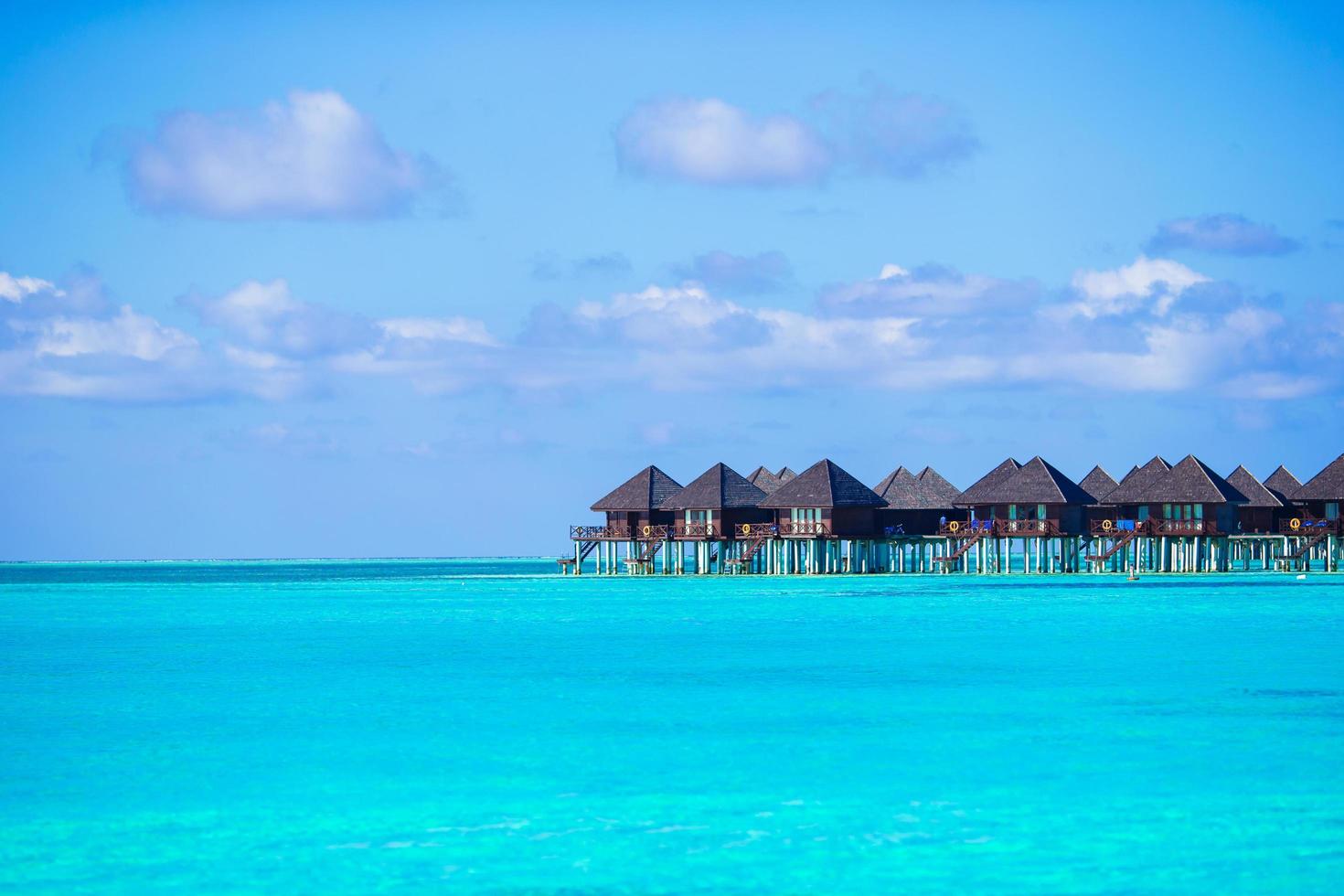 Malediven, Südasien, 2020 - Wasservillen auf einer tropischen Insel foto