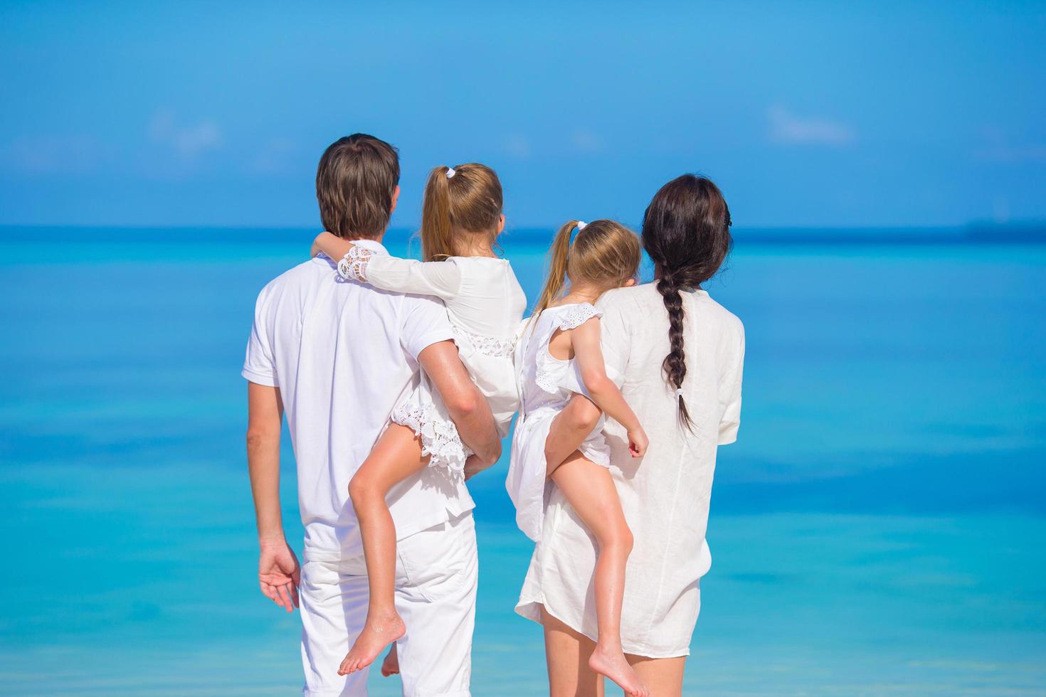 Familie mit Blick auf den Strand foto