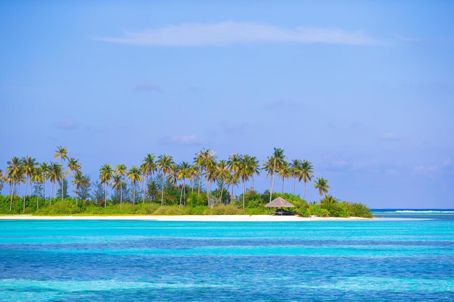 Malediven, Südasien, 2020 - Hütte auf einer tropischen Insel foto