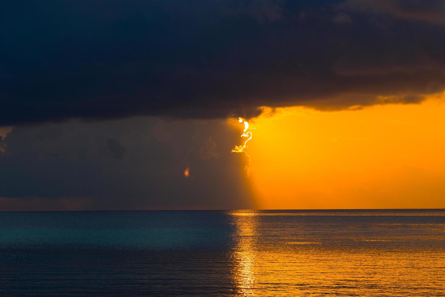 Regensturm bei Sonnenuntergang foto