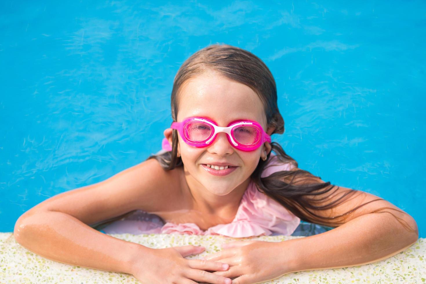 Mädchen in Schutzbrille im Schwimmbad foto