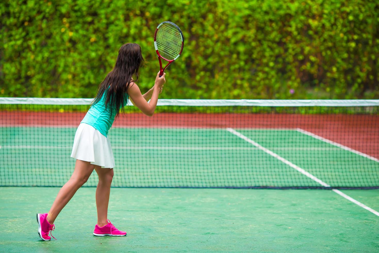 Sportlerin spielt Tennis foto