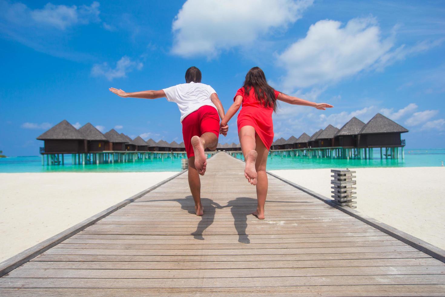 Malediven, Südasien, 2020 - Paar auf einem Strandsteg foto
