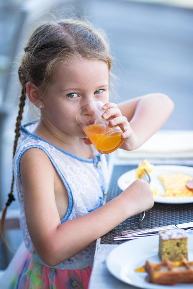 Mädchen trinkt Saft foto