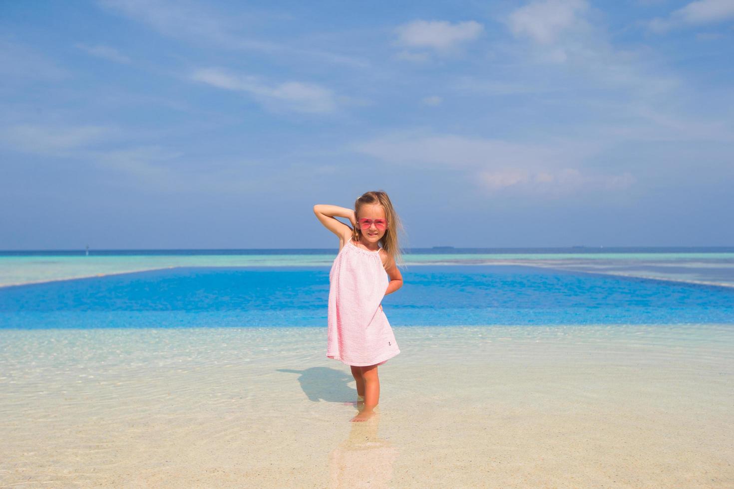 Mädchen an einem Infinity-Pool foto