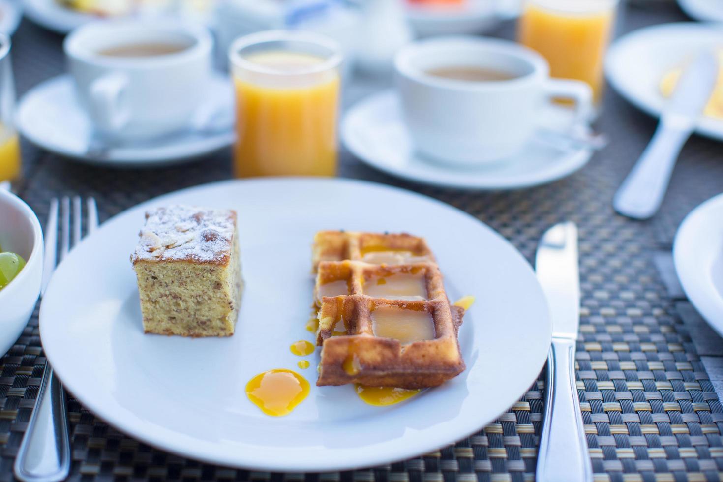 leckere Waffeln und ein Kuchen auf einem Teller foto