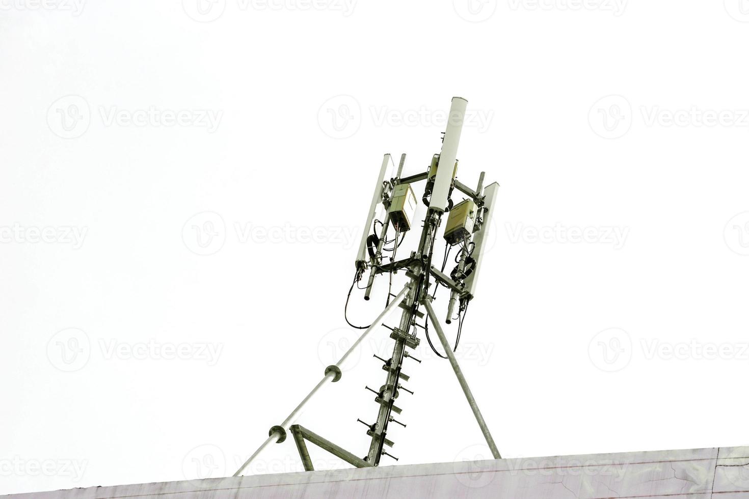 Kommunikationsturm mit Antennen auf der Spitze des Gebäudes isolieren auf weißem Hintergrund foto