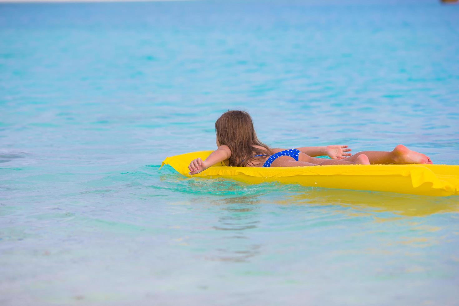 Mädchen auf einem Floatie foto