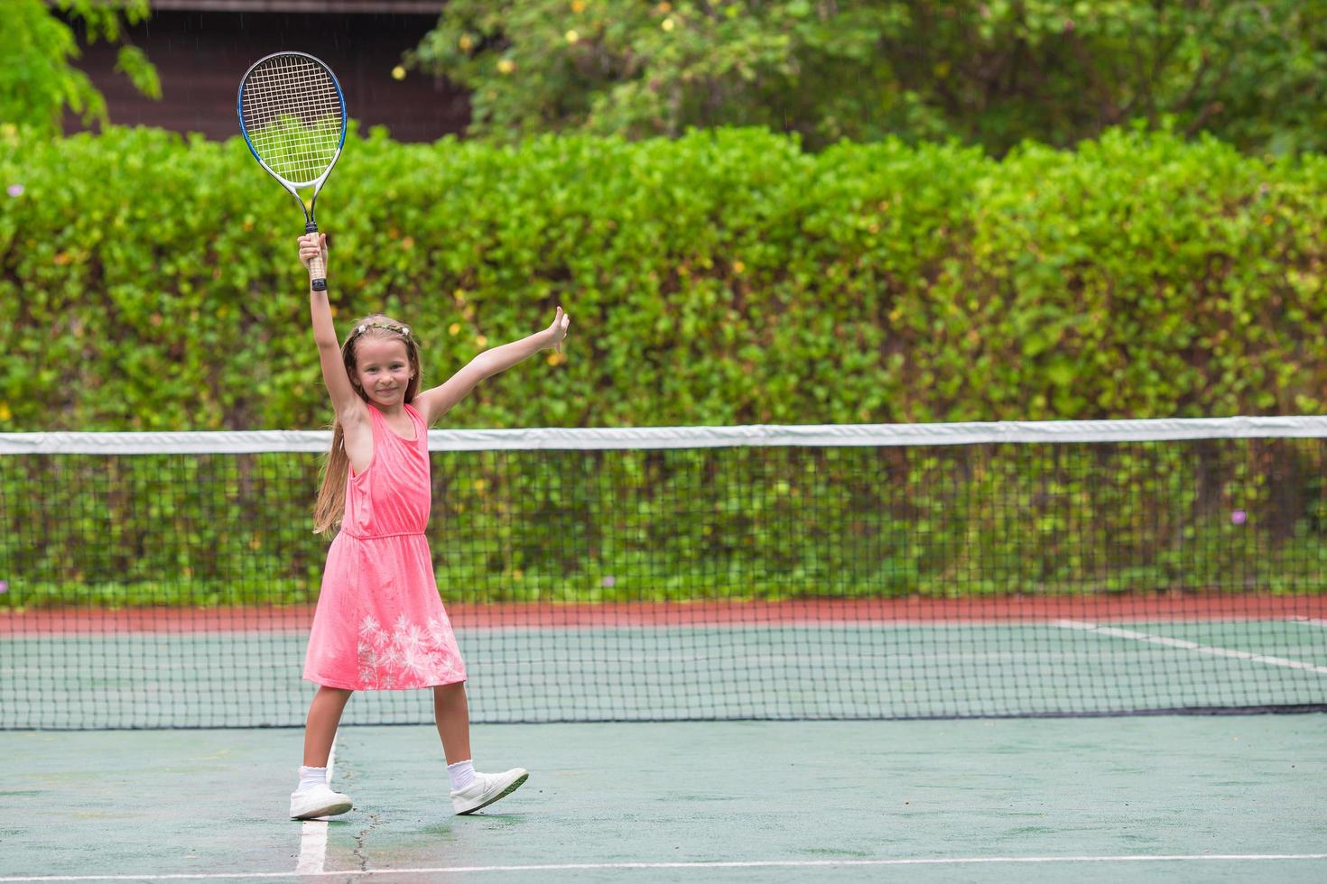 Mädchen, das Spaß beim Tennisspielen hat foto
