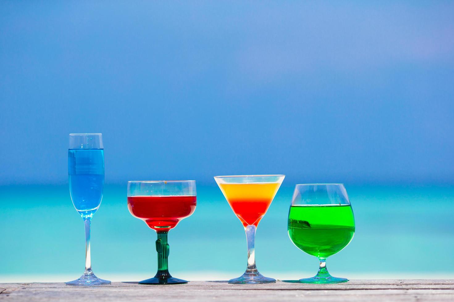 erfrischende Cocktails am Meer foto