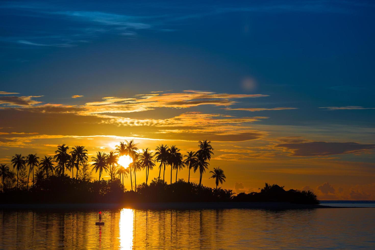 bunter Sonnenuntergang an einem tropischen Strand foto