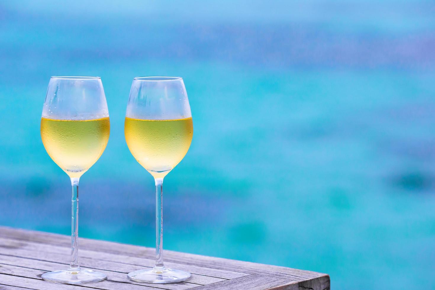 zwei Gläser Wein am Pool foto