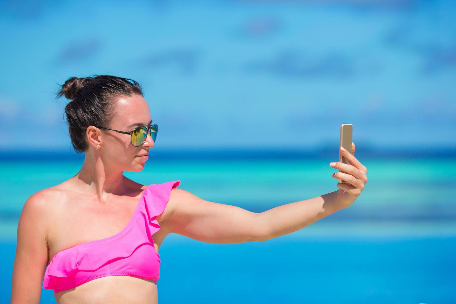 Frau macht ein Selfie mit ihrem Handy foto