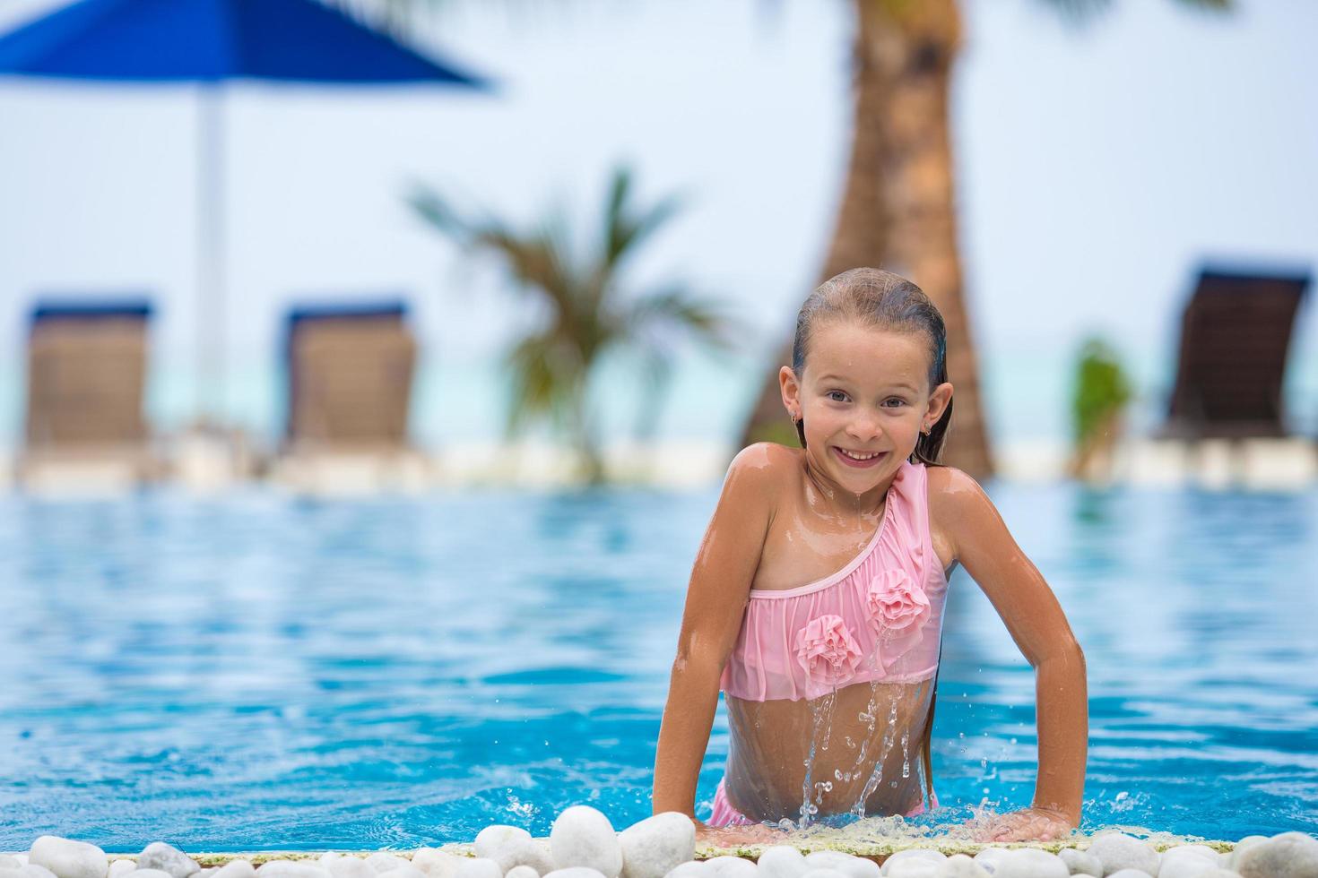 Mädchen springt aus dem Wasser foto