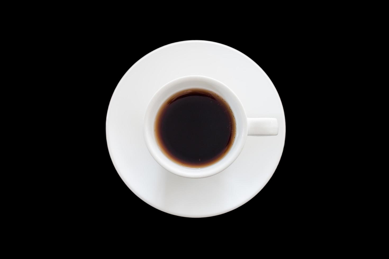 Draufsicht der Tasse des frischen Espressos auf schwarzem Hintergrund foto