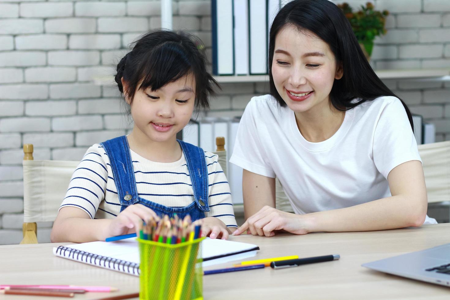 Lehrer und Schüler arbeiten am Lesen foto