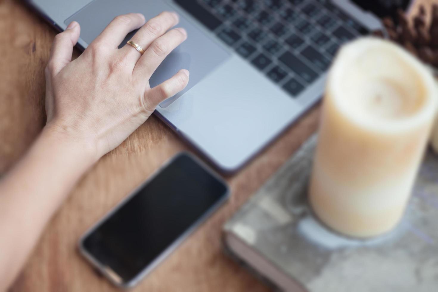 Frau, die an einem Computer arbeitet foto