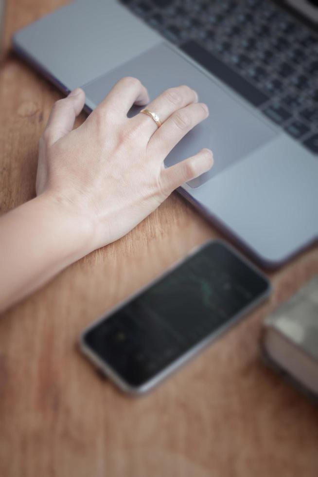 Hand auf einem Laptop Trackpad foto