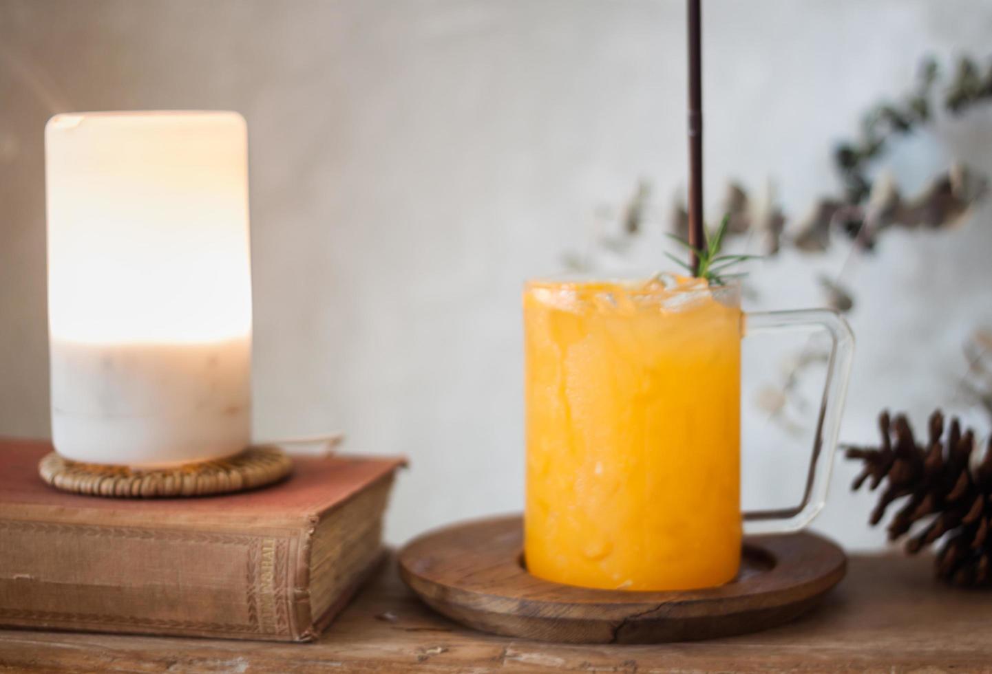 Orangensaft auf Holztisch foto