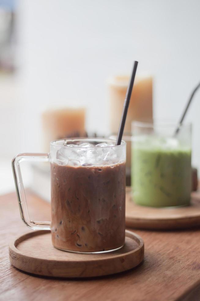 Eiskaffee und grüner Eistee Latte foto