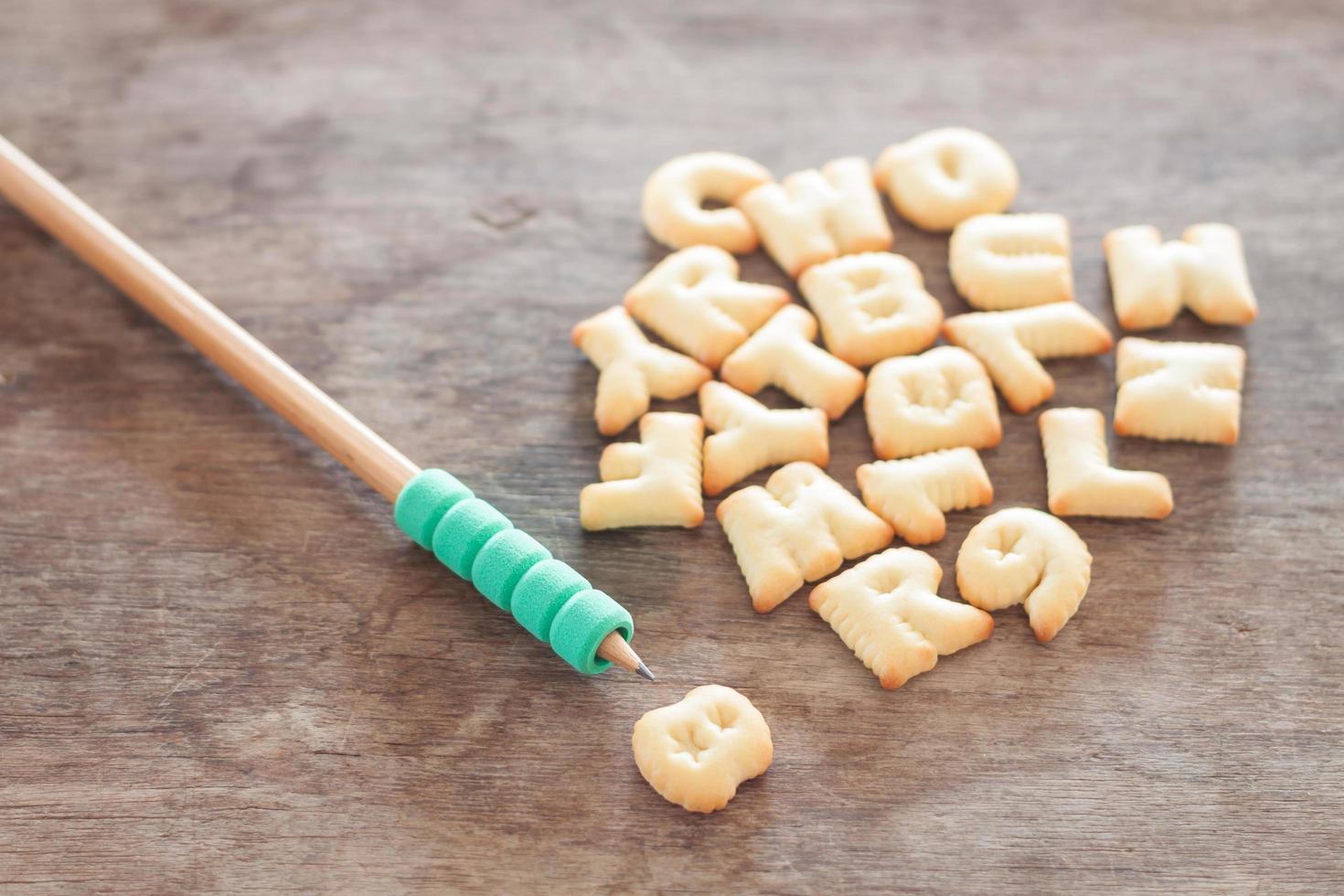 Alphabet Kekse mit einem Bleistift foto