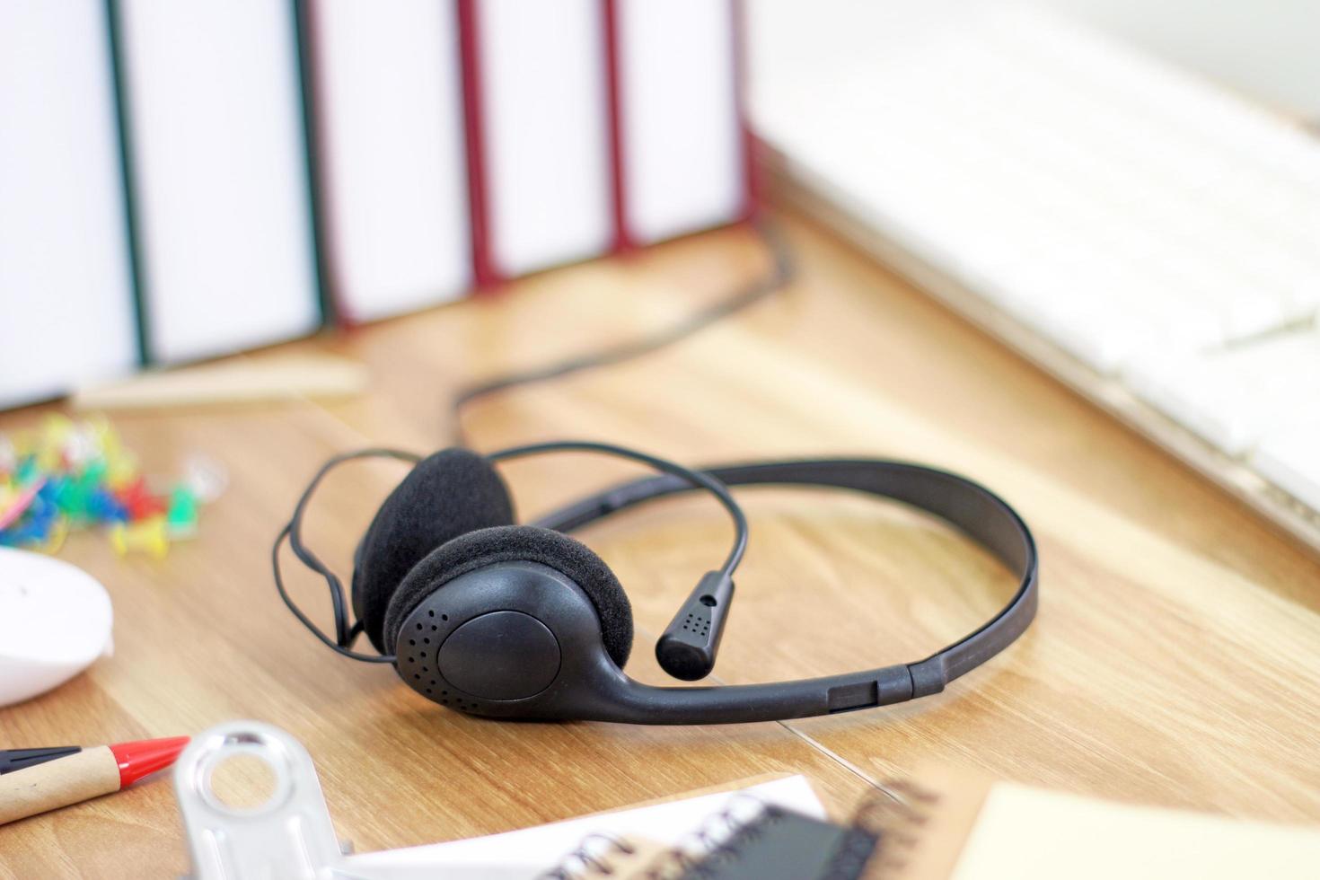 Arbeitsbereich mit Headset und Büroausstattung foto